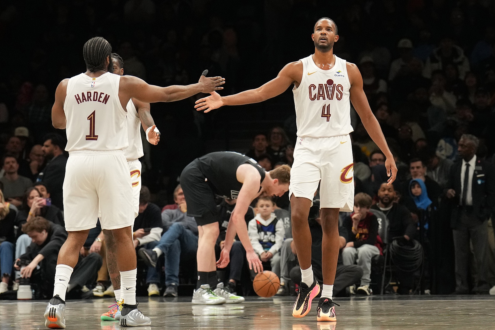 世界杯分组机制-阿特金森谈莫布里表现：只要把掩护做扎实了 哈登就能把球传给他